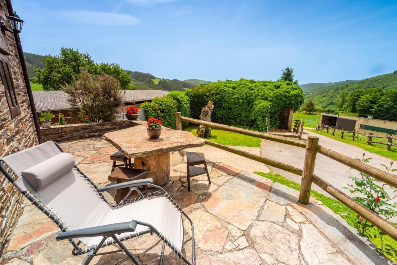 Apartamentos Rurales Casa Riveras Santa Eulalia de Oscos Eksteriør bilde
